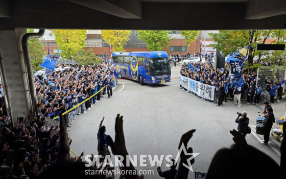 24일 인천축구전용경기장에서 열리는 제주 SK전을 앞두고 선수단 버스 맞이 응원을 펼친 인천 유나이티드 팬들. /사진=김명석 기자