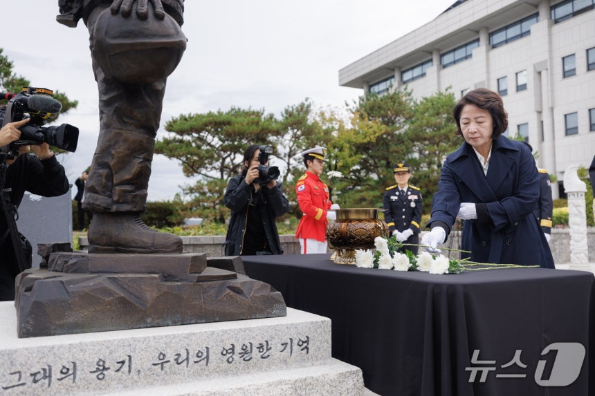 24일 오전 경기도소방재난본부 해태공원에서 추미애 경기도지사가 헌화를 하고 있다. /사진=뉴스1(경기도 제공. 재판매 및 DB 금지)