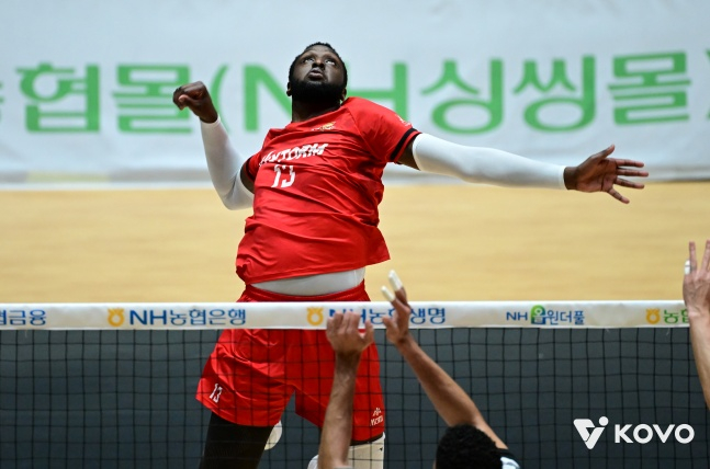 한국전력 쇼가 24일 전남 여수시 진남체육관에서 열린 2026 여수·NH농협컵 프로배구대회 남자부 준결승에서 공격을 시도하고 있다. /사진=KOVO 제공