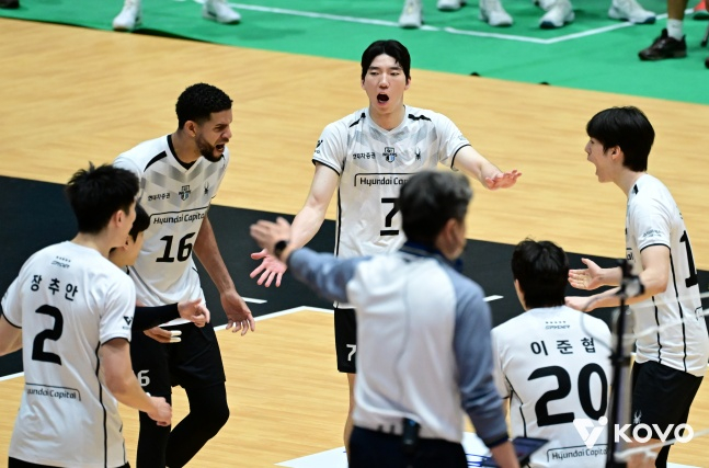 현대캐피탈 선수단이 24일 전남 여수시 진남체육관에서 열린 2026 여수·NH농협컵 프로배구대회 남자부 준결승에서 기뻐했다. /사진=KOVO 제공