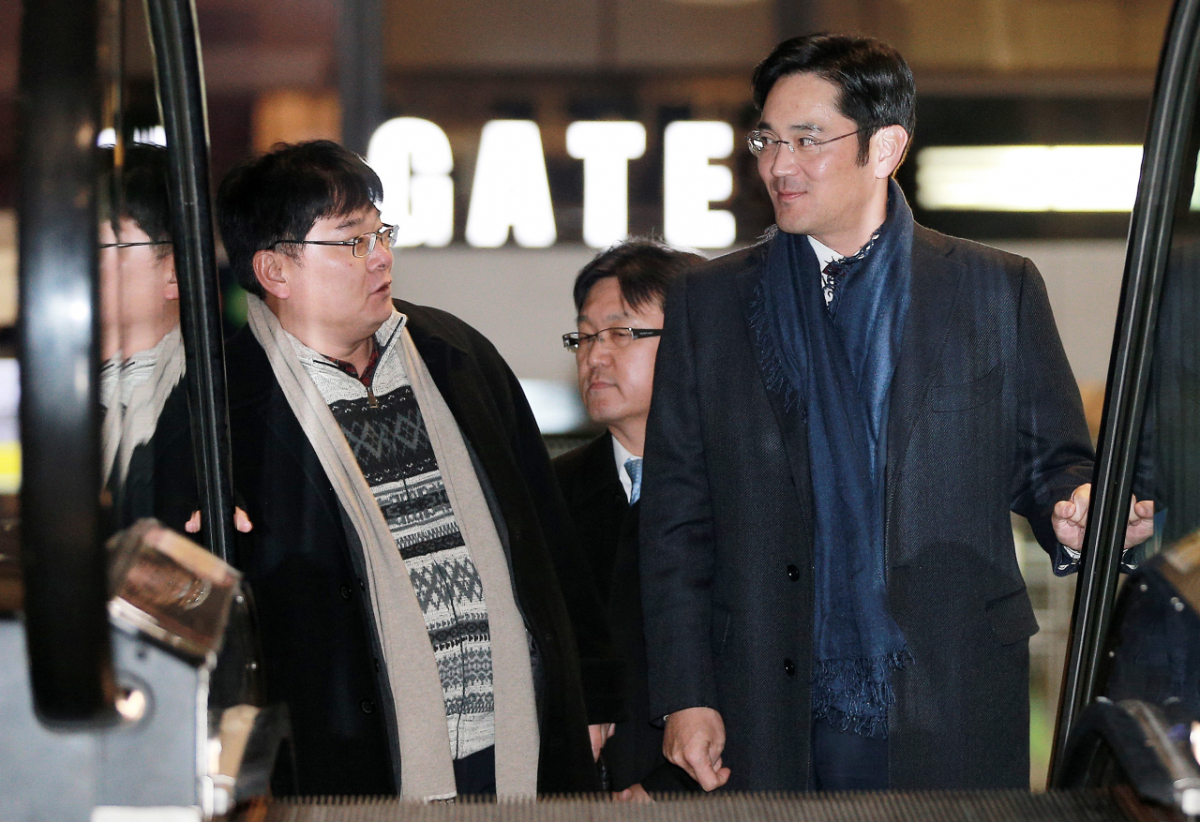 해외 고객들을 만나기 위해 인천공항 출국장으로 나서는 이재용 삼성전자 회장(오른쪽) 모습/사진=머니투데이 DB