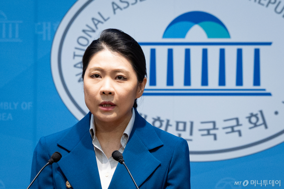 (서울=뉴스1) 유승관 기자 = 신현영 더불어민주당 대변인이 22일 서울 여의도 국회 소통관에서 현안 브리핑을 하고 있다. 2026.10.22/뉴스1 Copyright © 뉴스1. All rights reserved. 무단 전재 및 재배포, AI학습 이용 금지. /사진=(서울=뉴스1) 유승관 기자