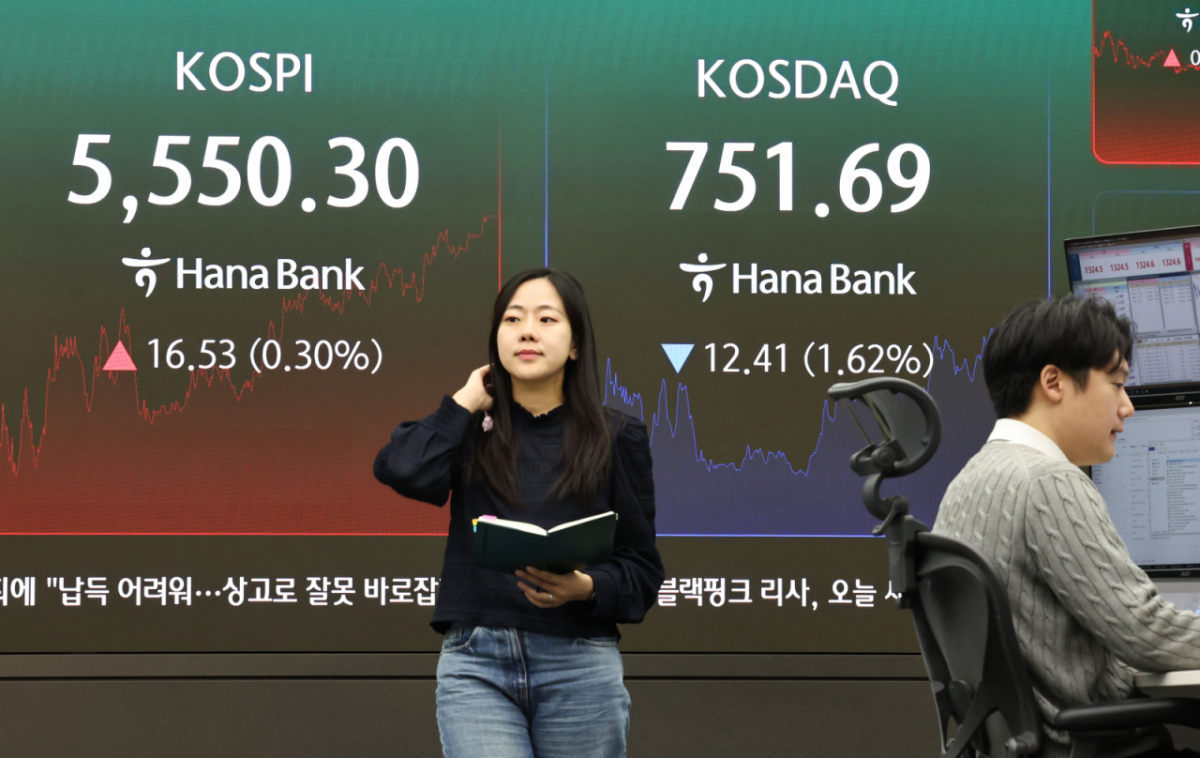 (서울=뉴스1) 이종수 기자 = 23일 오후 서울 중구 하나은행 딜링룸 전광판에 코스피 지수 등 시황이 표시되고 있다. 이날 코스피는 전일 종가와 비교해 16.53포인트(p)(0.30%) 상승한 5550.30로 거래를 마쳤다. 2026.10.23/뉴스1 Copyright © 뉴스1. All rights reserved. 무단 전재 및 재배포, AI학습 이용 금지. /사진=(서울=뉴스1) 이종수 기자