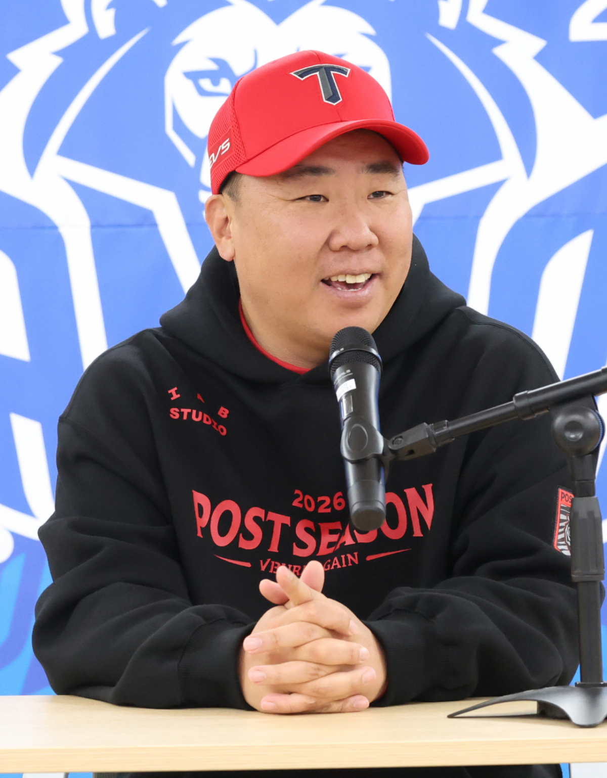 이범호 KIA 타이거즈 감독이 25일 대구 삼성라이온즈파크에서 열릴 예정인 2026 KBO 포스트시즌 플레이오프(PO) 1차전 삼성 라이온즈전이 취소된 뒤 가진 인터뷰에서 웃으며 질문에 답하고 있다. /사진=김진경 대기자