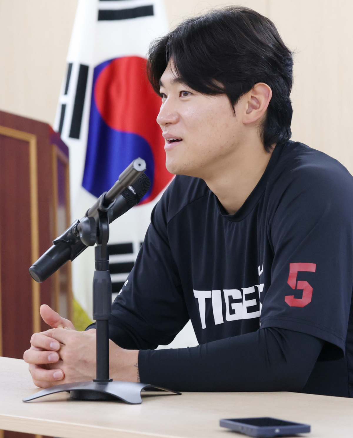25일 대구 삼성라이온즈파크에서 열릴 예정인 2026 KBO 포스트시즌 플레이오프(PO) 1차전 삼성 대 KIA전이 우천으로 취소됐다.  KIA 김도영이 기자들의 질문에 답하고 있다. /사진=김진경 kim.jinkyung@