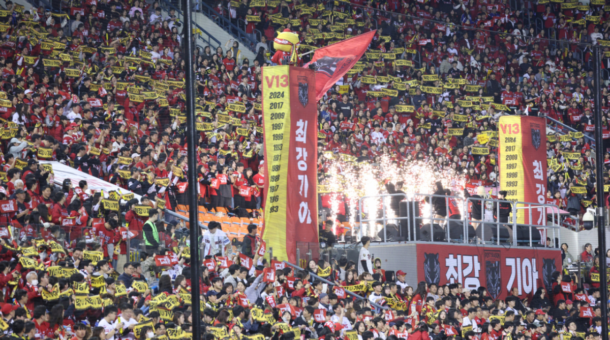 KIA 타이거즈가 20일 서울 잠실야구장에서 열린 2026 신한 SOL KBO 포스트시즌 준PO 3차전에서 LG 트윈스를 13-1로 완파하먀 플레이오프에 진출했다. 팬들이 응원하는 모습. /사진=김진경 대기자 /사진=김진경 kim.jinkyung@