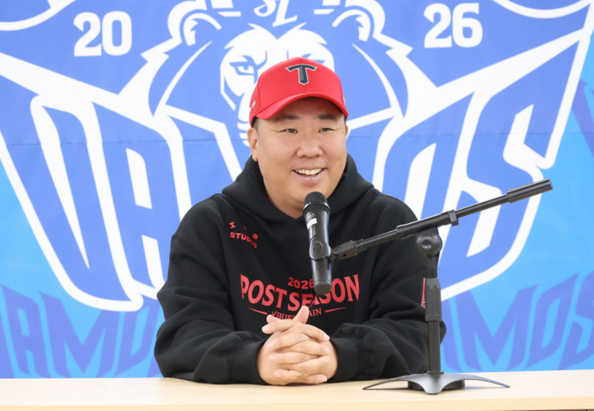 25일 대구 삼성라이온즈파크에서 열릴 예정인 2026 KBO 포스트시즌 플레이오프(PO) 1차전 삼성 대 KIA전이 우천으로 취소됐다. KIA 이범호 감독이 기자들의 질문에 답하고 있다. /사진=김진경 kim.jinkyung@
