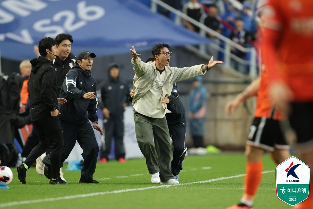 주심에게 항의하는 이정효(가운데) 감독. /사진=한국프로축구연맹 제공