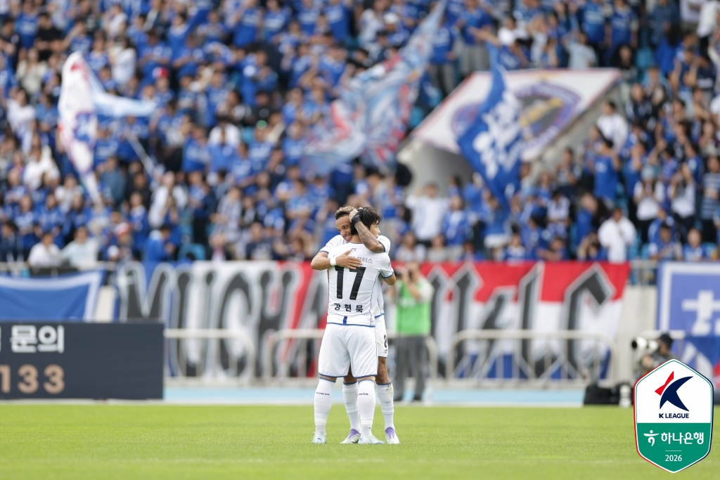 선제골 후 르본과 강현묵이 포옹하고 있다. /사진=한국프로축구연맹 제공