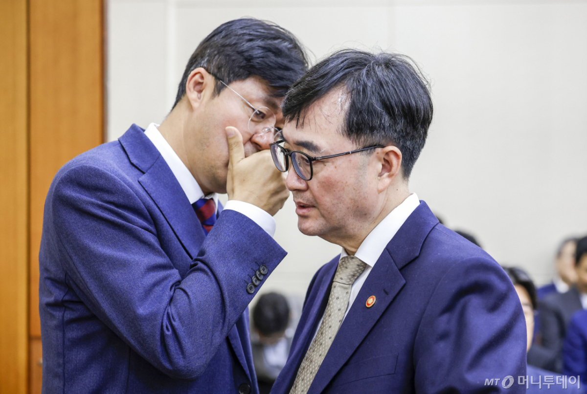 [서울=뉴시스] 정병혁 기자 = 임기근 국무조정실장과 박상혁 여당 간사가 13일 서울 여의도 국회에서 열린 국회 정무위원회의 국무조정실 등에 대한 국정감사에서 대화하고 있다. 2026.10.13. jhope@newsis.com /사진=정병혁