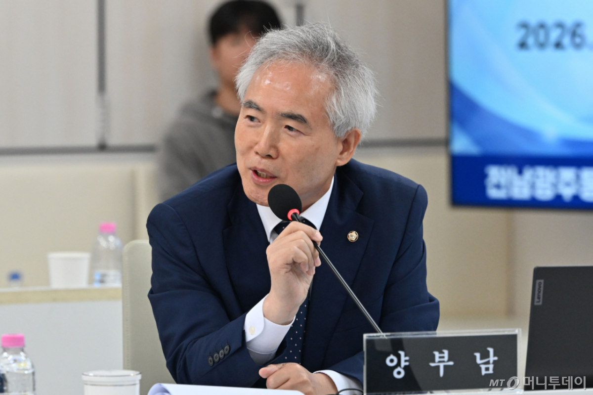 [전남광주=뉴시스] 이영주 기자 = 국회 행정안전위 양부남 더불어민주당 의원이 22일 오전 전남광주 서구 전남광주통합특별시 광주청사에서 열린 국정감사에 참여해 질의하고 있다. 2026.10.22. leeyj2578@newsis.com /사진=이영주