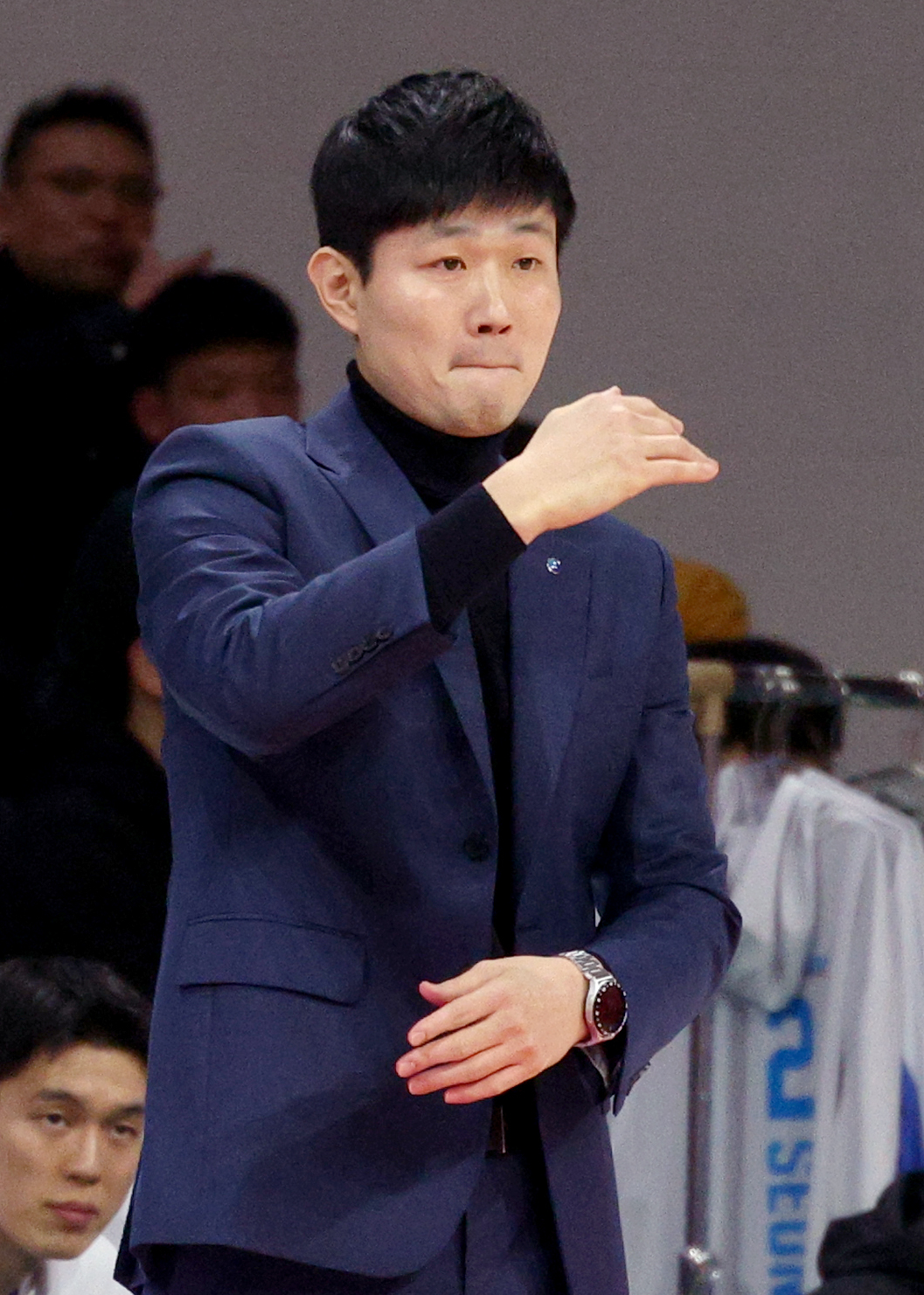 2025-2026 LG전자 프로농구 안양 정관장 대 대구 한국가스공사 경기가 14일 경기도 안양 정관장아레나에서 열렸다. 한국가스공사 강혁 감독이 작전 지시를 하고 있다.. /사진=김진경 kim.jinkyung@