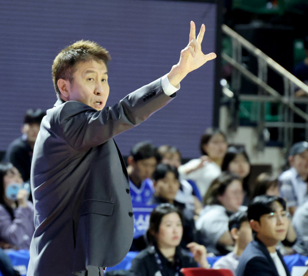 삼성 김상식 감독이 21일 잠실학생체육관에서 열린 2026 KCC 프로농구 서울삼성과 부산KCC 경기에서 선수들을 독려하고 있다..  2026.10.21. /사진=강영조 cameratalks@