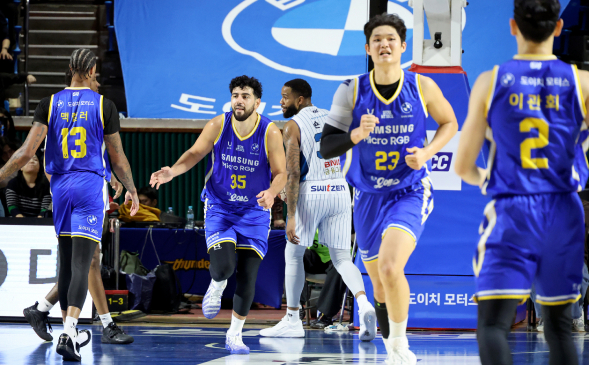 칸터가 21일 잠실학생체육관에서 열린 2026 KCC 프로농구 서울삼성과 부산KCC 경기에서 득점을 성공한후 동료들과 자축하고 있다..  2026.10.21. /사진=강영조 cameratalks@