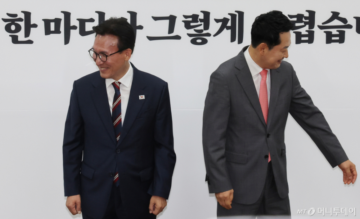 (서울=뉴스1) 황기선 기자 = 김민석 더불어민주당 대표가 24일 서울 여의도 국회에서 장동혁 국민의힘 대표를 예방하며 각자의 자리에 착석하고 있다. 2026.8.24/뉴스1 Copyright © 뉴스1. All rights reserved. 무단 전재 및 재배포, AI학습 이용 금지. /사진=(서울=뉴스1) 황기선 기자