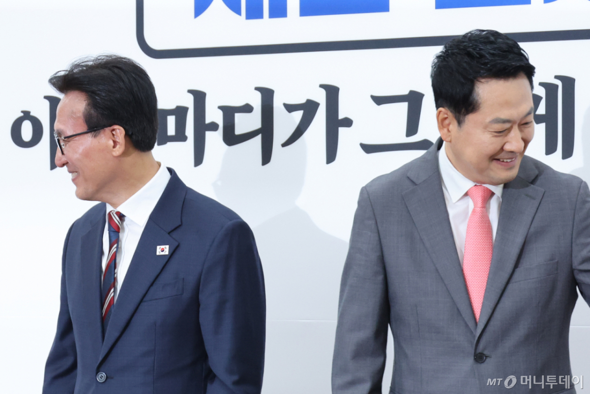 (서울=뉴스1) 신웅수 기자 = 김민석 더불어민주당 대표(왼쪽)가 24일 서울 여의도 국회에서 장동혁 국민의힘 대표를 예방, 기념촬영을 마치고 자리로 이동하고 있다.2026.8.24/뉴스1 Copyright © 뉴스1. All rights reserved. 무단 전재 및 재배포, AI학습 이용 금지. /사진=(서울=뉴스1) 신웅수 기자