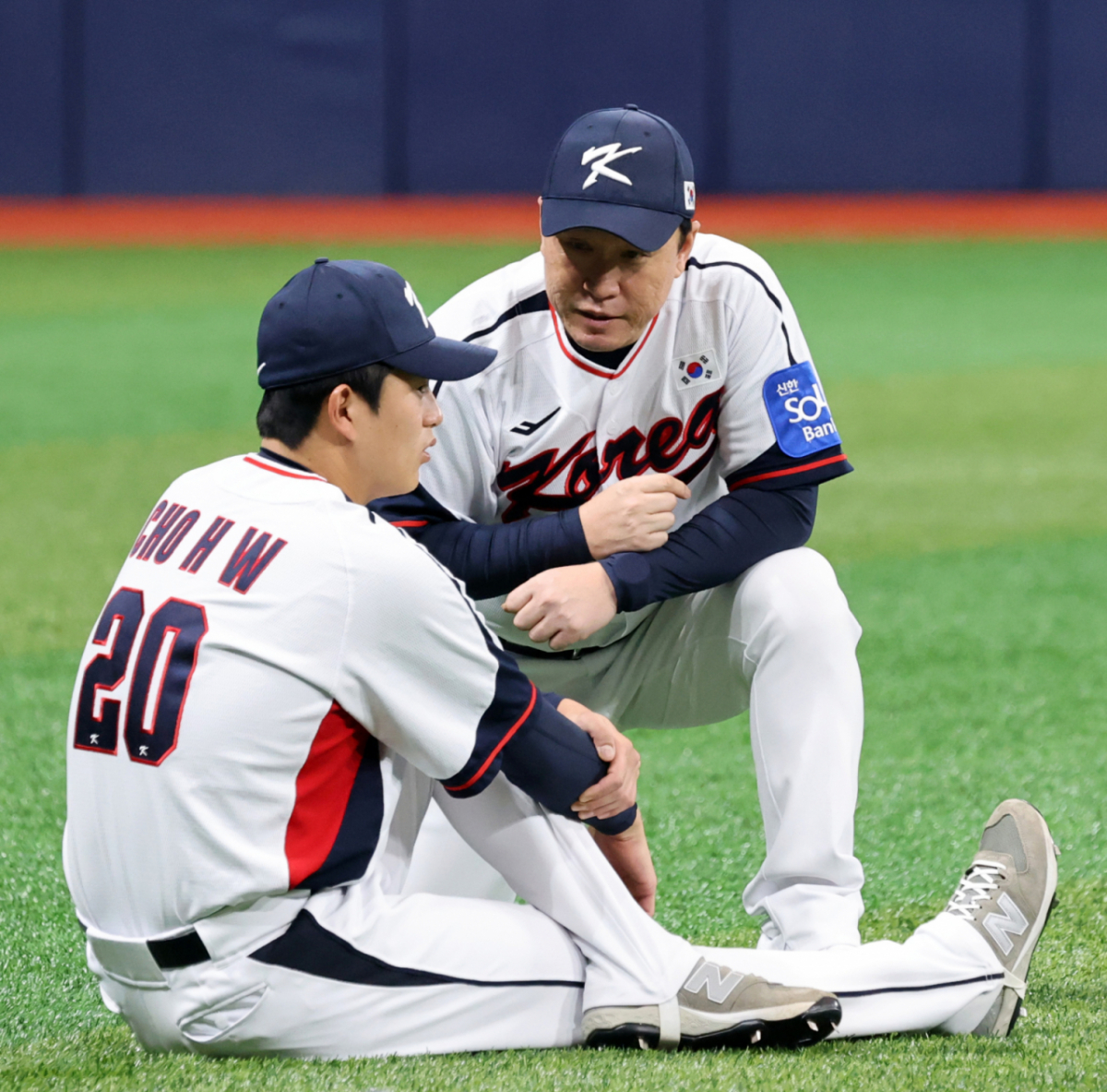 야구대표팀 투수 정우주가 4일 고척스카이돔에서 열린 2026 WBC 야구대표팀 훈련에 합류해 스트레칭을 하고 있다.  2025.11.04.   야구대표팀 포수 정형우가 4일 고척스카이돔에서 열린 2026 WBC 야구대표팀 훈련에서 이동욱 코치로부터 사인관련해 이야기를 나누고 있다.  2025.11.04. /사진=강영조 cameratalks@