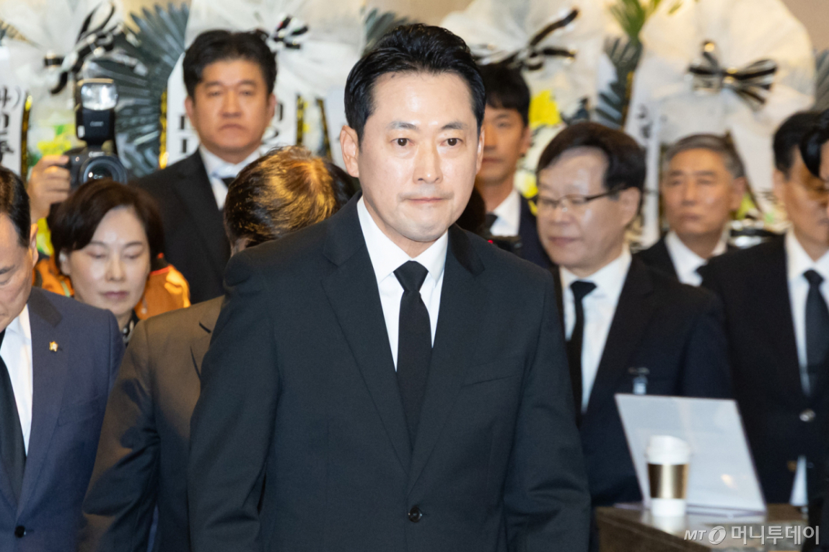 (서울=뉴스1) 박정호 기자 = 장동혁 국민의힘 대표가 25일 서울 강남구 삼성서울병원 장례식장에 마련된 최형우 전 내무부 장관의 빈소에 조문을 하고 있다. (공동취재) 2026.10.25/뉴스1  Copyright © 뉴스1. All rights reserved. 무단 전재 및 재배포,  AI학습 이용 금지. /사진=(서울=뉴스1) 박정호 기자