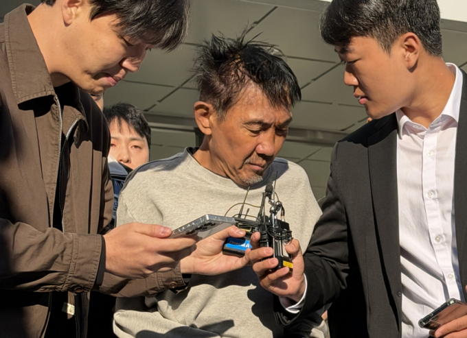 인천 대형 상업시설에서 흉기난동을 벌여 살인미수 혐의로 구속된 최충락이 23일 오전 인천 남동경찰서에서 인천지방공소청으로 송치되고 있는 모습./사진=뉴스1.