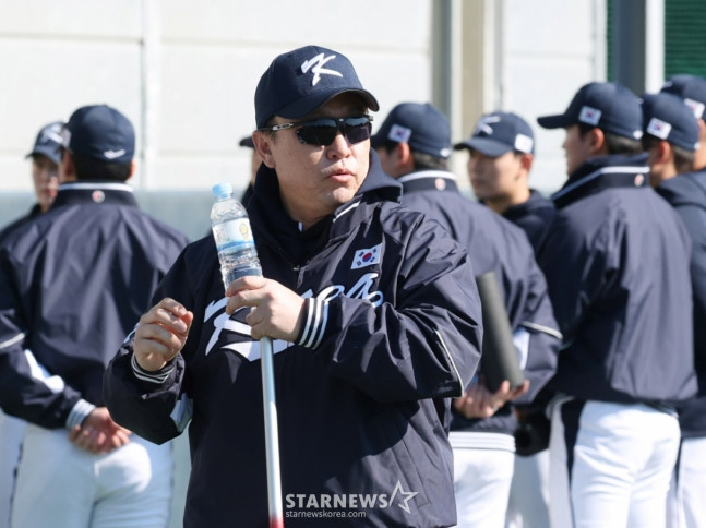 대한민국 야구대표팀이 지난 2025년 11월일 경기도 고양시 국가대표 야구훈련장에서 훈련을 진행했다. 이동욱 코치가 선수들을 지도하고 있다. /사진=김진경 kim.jinkyung@
