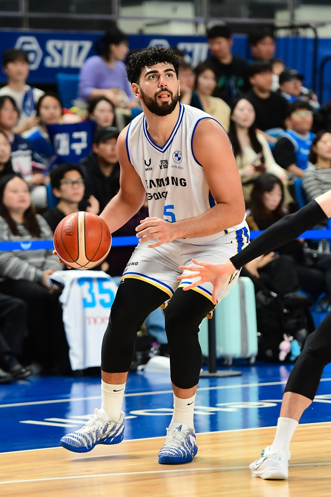 슈팅을 시도하는 칸터. /사진=KBL