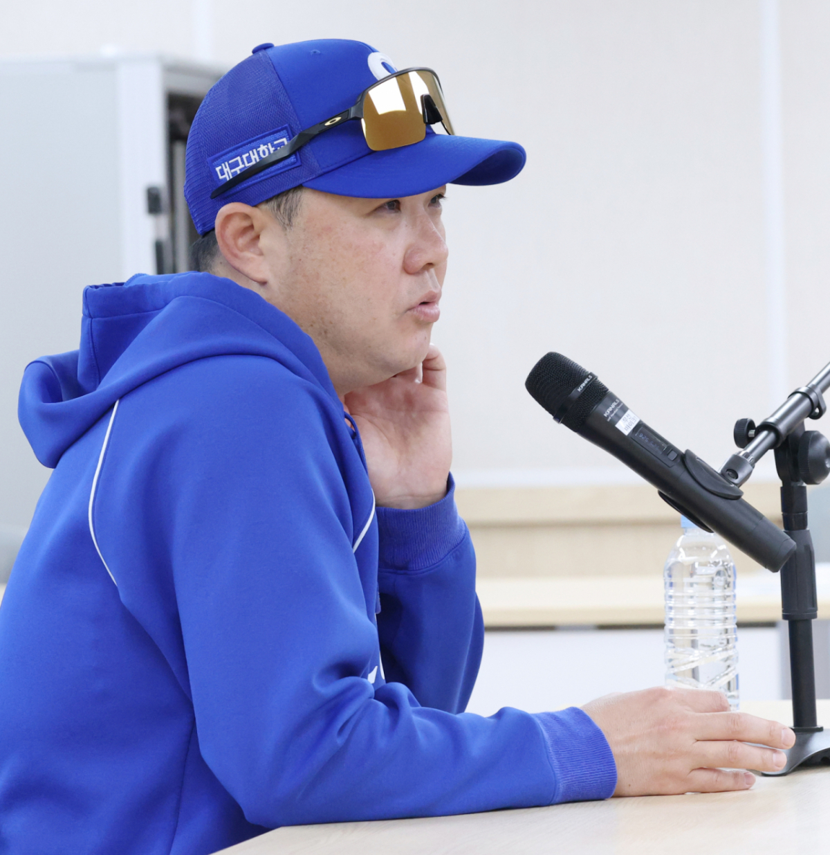 박진만 삼성 라이온즈 감독이 25일 대구 삼성라이온즈파크에서 열릴 예정이던 2026 KBO 포스트시즌 플레이오프 1차전을 앞두고 열린 감독 인터뷰에서 취재진의 질문에 답하고 있다. /사진=김진경 대기자