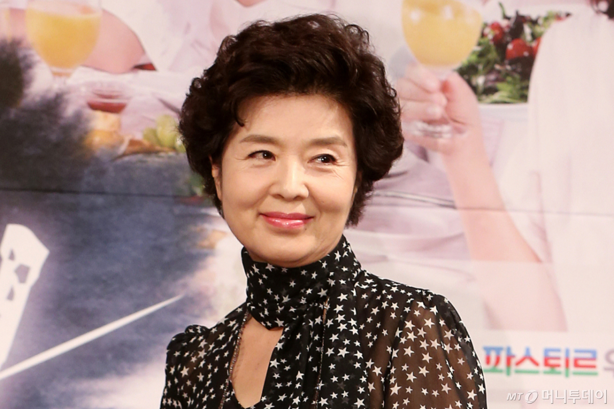 배우 윤미라가 한강과 남산이 한눈에 들어오는 집과 명품으로 가득한 옷방을 공개하며 여유로운 싱글 라이프를 선보였다. 사진은 배우 윤미라. /사진=머니투데이 사진 DB