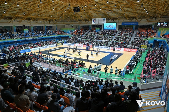 25일 전남 여수시 진남체육관에서 열린 대한항공과 현대캐피탈의 2026 여수·NH농협컵 프로배구대회 남자부 결승이 많은 관중 앞에 치러졌다. /사진=KOVO 제공