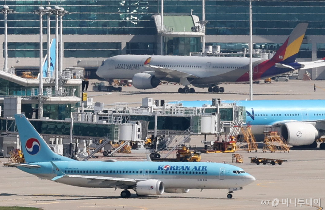 (인천공항=뉴스1) 이광호 기자 =16일 인천국제공항 계류장에 대한항공과 아시아나항공 여객기가 주기되어 있다. 2026.9.16/뉴스1 Copyright © 뉴스1. All rights reserved. 무단 전재 및 재배포, AI학습 이용 금지. /사진=(인천공항=뉴스1) 이광호 기자