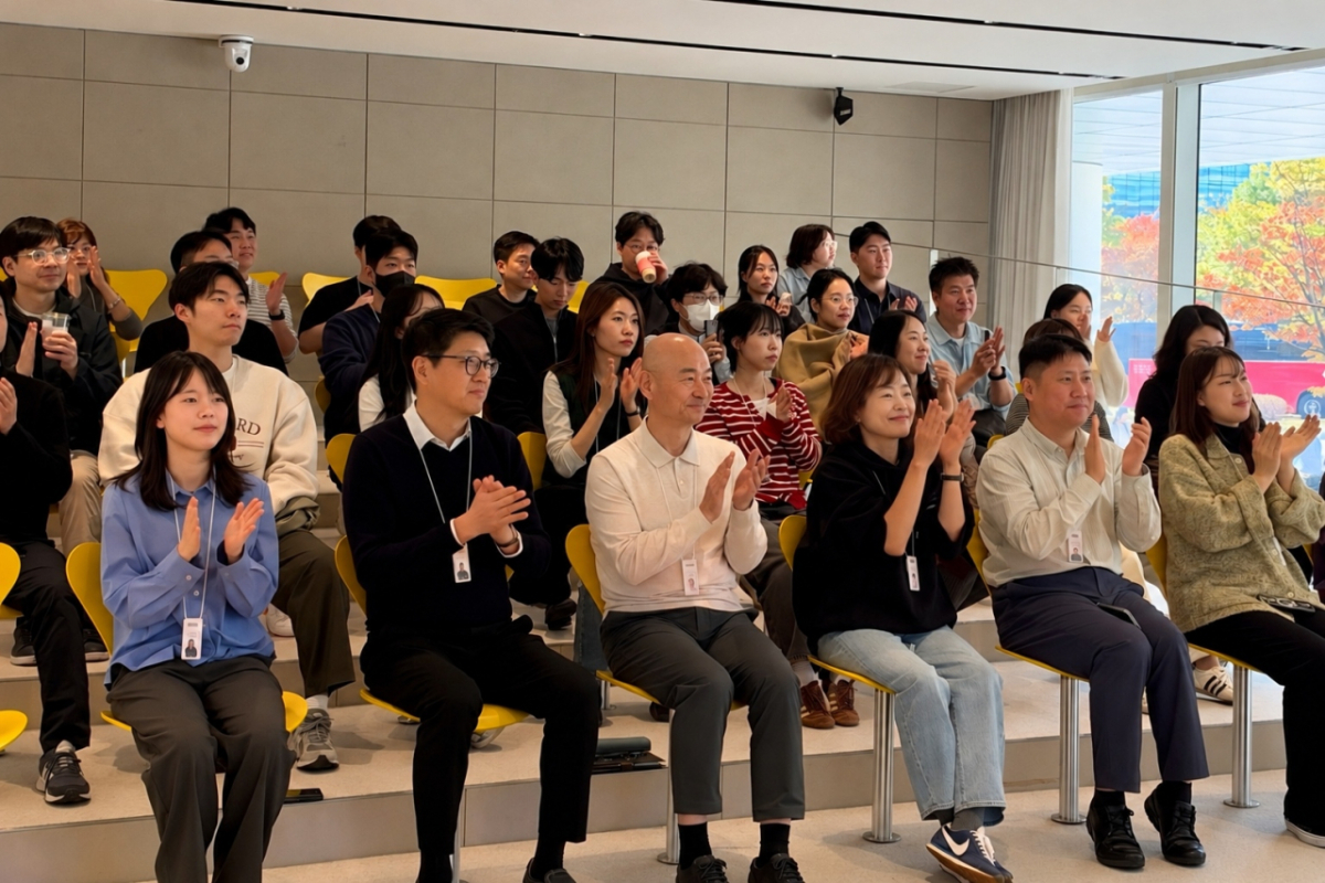 이상훈 한국타이어앤테크놀로지 대표이사(앞줄 가운데)와 김성진 한국앤컴퍼니 디지털전략실 전무(가운데 왼쪽) 등 한국앤컴퍼니그룹 임직원들이 지난 23일 경기도 판교 본사 테크노플렉스에서 열린 '지식나눔회'에 참석한 모습/사진= 한국앤컴퍼니 제공