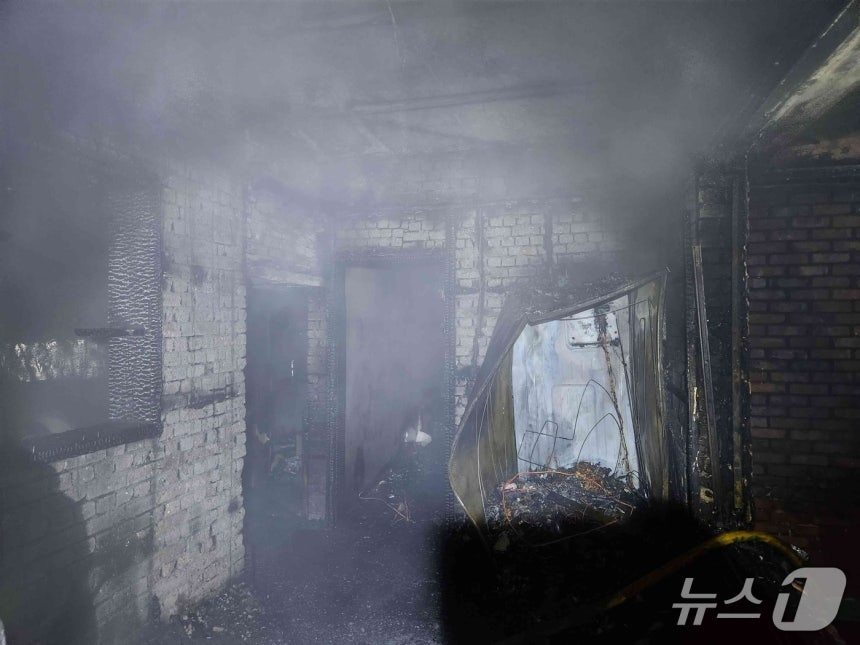 26일 오전 4시26분쯤 전남광주 목포시 용당동 한 2층 규모 단독주택에서 불이 났다./사진=전남광주소방본부 제공