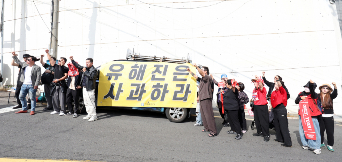 작품의 역사적 소재를 둘러싼 논쟁이 배우 개인을 향하는 사례는 최근에도 있었다. 지난 9월 개봉한 영화 '암살자(들)'이 역사 왜곡 논란에 휩싸이면서 주연 배우 유해진은 일부 보수 성향 단체의 자택 앞 집회와 상영 중단 요구에 직면했다. 사진은 지난 4일 보수성향 시민단체 관계자들이 서울 성북구 소재 배우 유해진씨 자택 인근에서 집회를 열고 영화 '암살자(들)'에 대해 규탄하는 모습. /사진=뉴시스