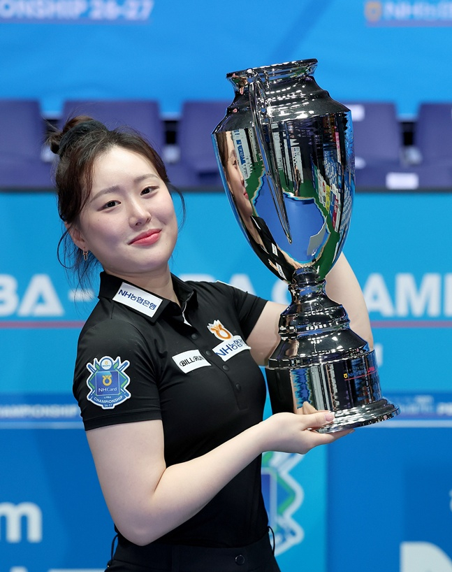 김보미가 25일 경기도 고양시 '고양 킨텍스 PBA 스타디움'에서 열린 프로당구 2026-2027시즌 5차 투어 '지금 잘 사는 방법 zgm NH농협카드 PBA-LPBA 챔피언십' LPBA 결승전에서 승리, 우승을 차지하고 트로피를 들어올리고 있다. /사진=PBA 투어 제공