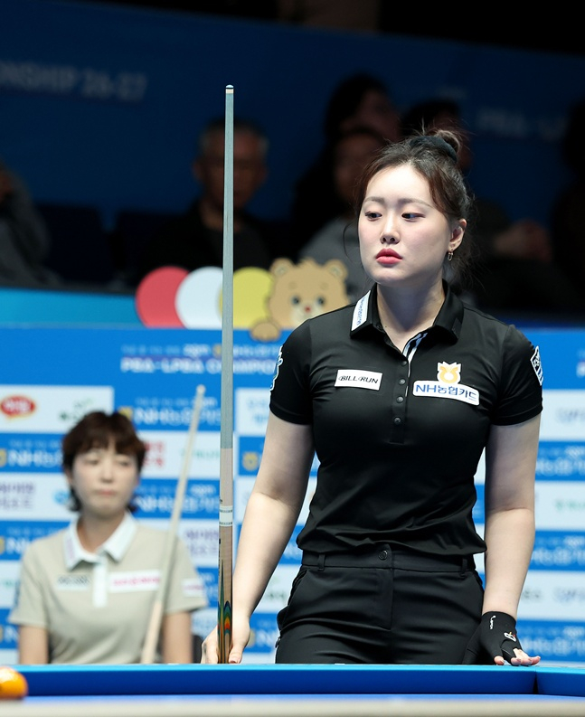 김보미(오른쪽)가 25일 경기도 고양시 '고양 킨텍스 PBA 스타디움'에서 열린 프로당구 2026-2027시즌 5차 투어 '지금 잘 사는 방법 zgm NH농협카드 PBA-LPBA 챔피언십' LPBA 결승전에서 득점 길을 구상하고 있다. /사진=PBA 투어 제공