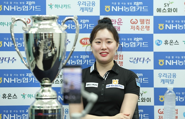 김보미가 25일 경기도 고양시 '고양 킨텍스 PBA 스타디움'에서 열린 프로당구 2026-2027시즌 5차 투어 '지금 잘 사는 방법 zgm NH농협카드 PBA-LPBA 챔피언십' LPBA 결승전에서 승리, 우승을 차지한 뒤 기자회견에서 미소를 지으며 소감을 전하고 있다. /사진=PBA 투어 제공