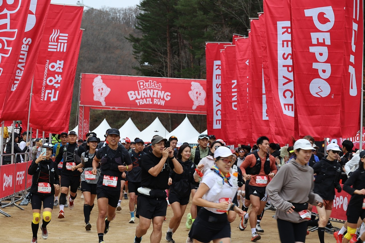 Participants of the "Buldak Burning Festa With Peppo" start trail running. / Courtesy of Samyang Foods