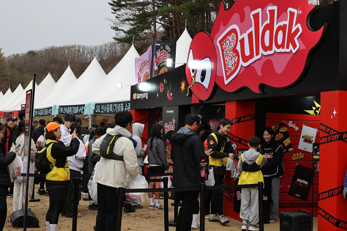 Participants of the "Buldak Burning Festa With Peppo (BULDAK BURNING FESTA With PEPPO)" taking part in events at the Buldak booth photo zone, among other areas. / Photo provided by Samyang Foods