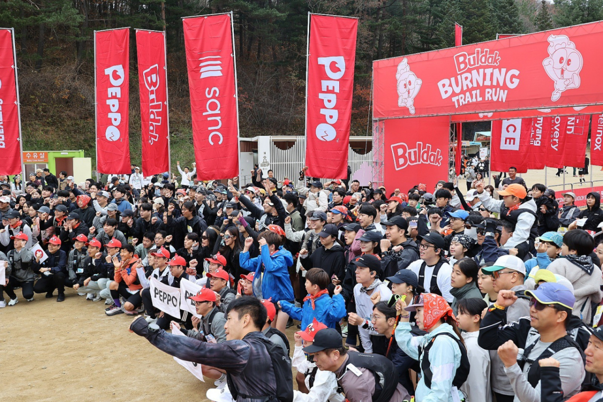 Participants of the "Buldak Burning Festa With Peppo (BULDAK BURNING FESTA With PEPPO)" trail run taking commemorative photos. / Photo provided by Samyang Foods