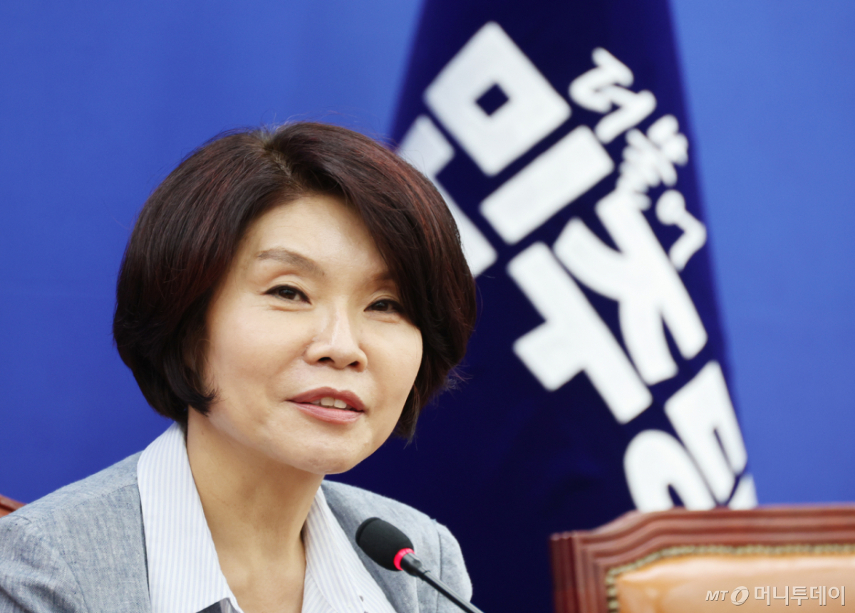 [서울=뉴시스] 최진석 기자 = 더불어민주당 정책위의장인 한정애 의원이 9일 여의도 국회에서 현안 관련 간담회를 하고 있다. 2026.08.09. myjs@newsis.com