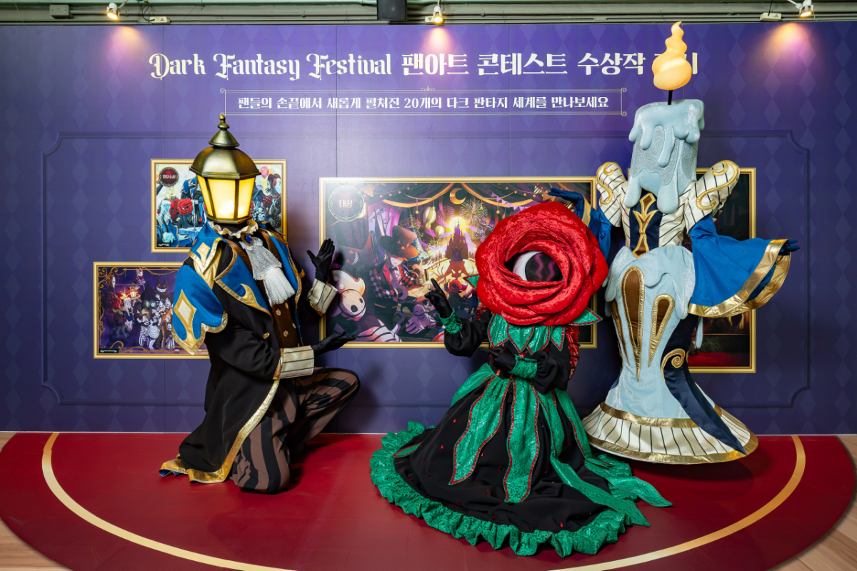 다크 판타지 페스티벌 팬아트 콘테스트 수상작 전시. (왼쪽부터) 베스퍼, 로젤, 캔드라. /사진제공=롯데월드