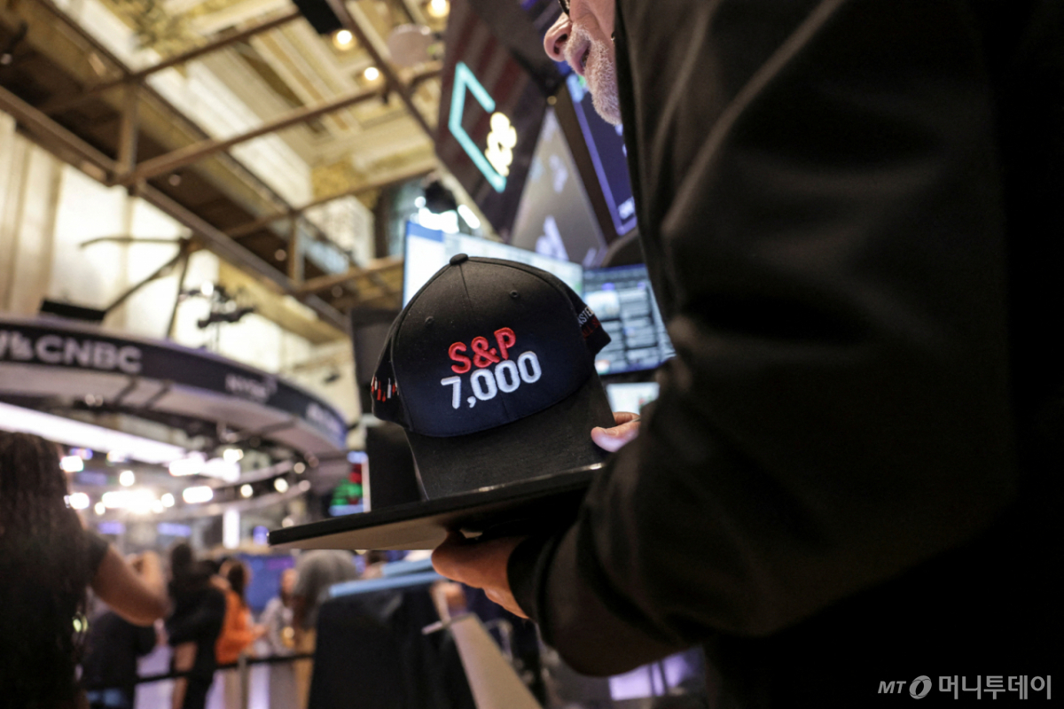 지난해 7월 30일(현지시간) 미국 뉴욕증권거래소(NYSE)에서 한 트레이더가 'S&P 7000'이라고 적힌 모자를 들고 있다. /사진=뉴스1