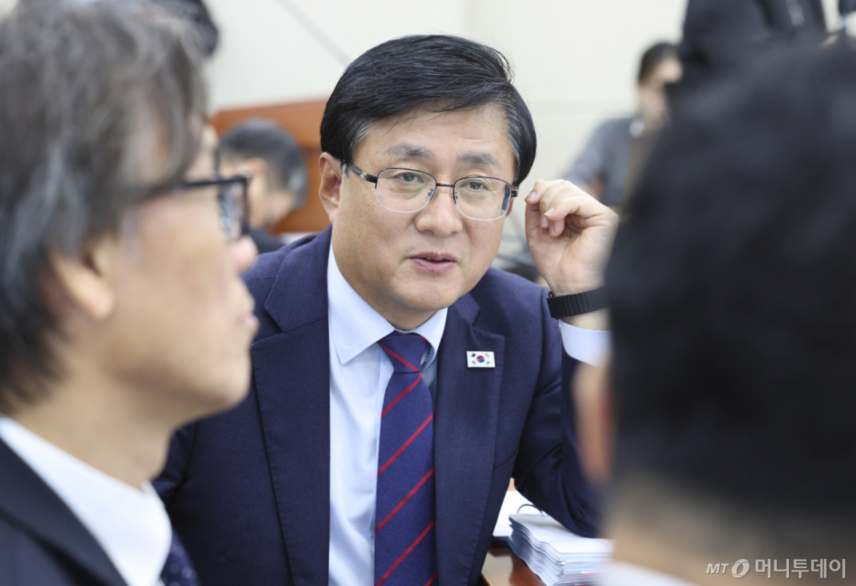 [서울=뉴시스] 최진석 기자 = 김성환 기후에너지환경부 장관이 26일 여의도 국회에서 열린 국회 기후에너지환경노동위원회의 기후에너지환경부, 기상청, 고준위방사성폐기물관리위원회에 대한 종합감사에 출석해 대화를 나누고 있다. 왼쪽부터 금한승 1차관, 김 장관, 이호현 2차관. 2026.10.26. myjs@newsis.com /사진=최진석