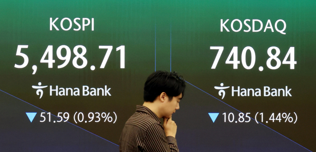 Hana Bank dealing room in Jung-gu, Seoul, Monday / Newsis