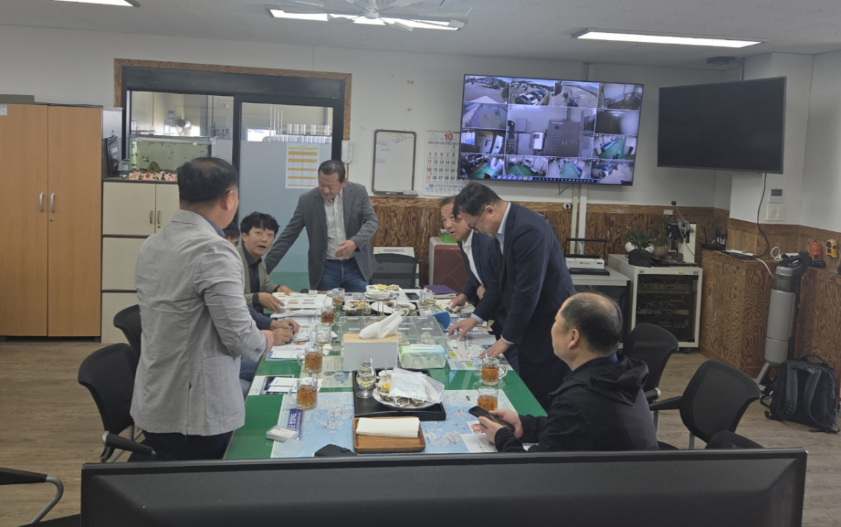 홍콩 전 한인회장인 조성건씨와 수입 바이어가 신안 '삼베체 굴' 수입을 위해 신안수산연구소를 방문했다./사진제공=신안군