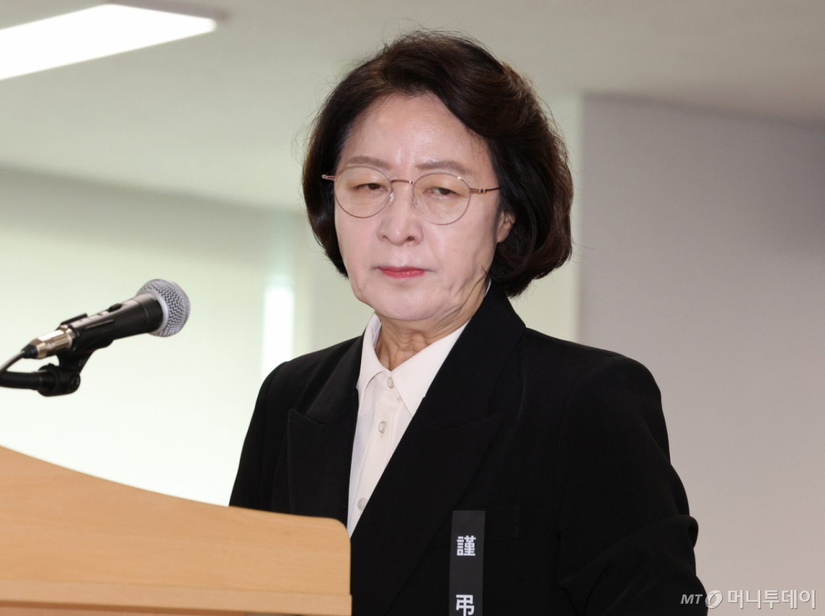 [수원=뉴시스] 김종택 기자 = 추미애 경기도지사가 19일 경기 수원시 경기도청에서 열린 국회 국토교통위원회 경기도 국정감사에 앞서 소방 예산 '재정 빨대' 발언에 대해 사과하기 위해 발언대로 이동하고 있다. 2026.10.19. jtk@newsis.com /사진=김종택