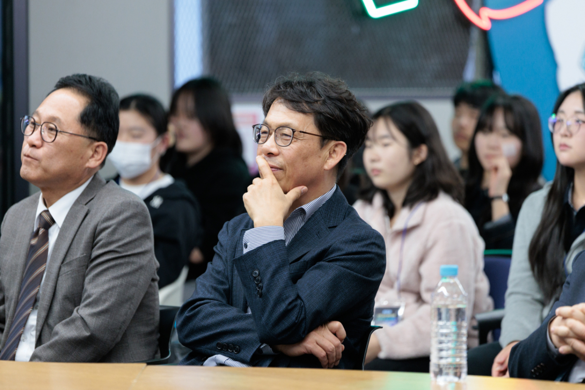 시흥 고교-대학 연계 글로벌 진로역량 성장 프로그램 성과공유회'에서 황수성 총장(가운데)과 주요 참석자들이 학생들의 성과 발표를 경청하고 있다./사진제공=한국공학대