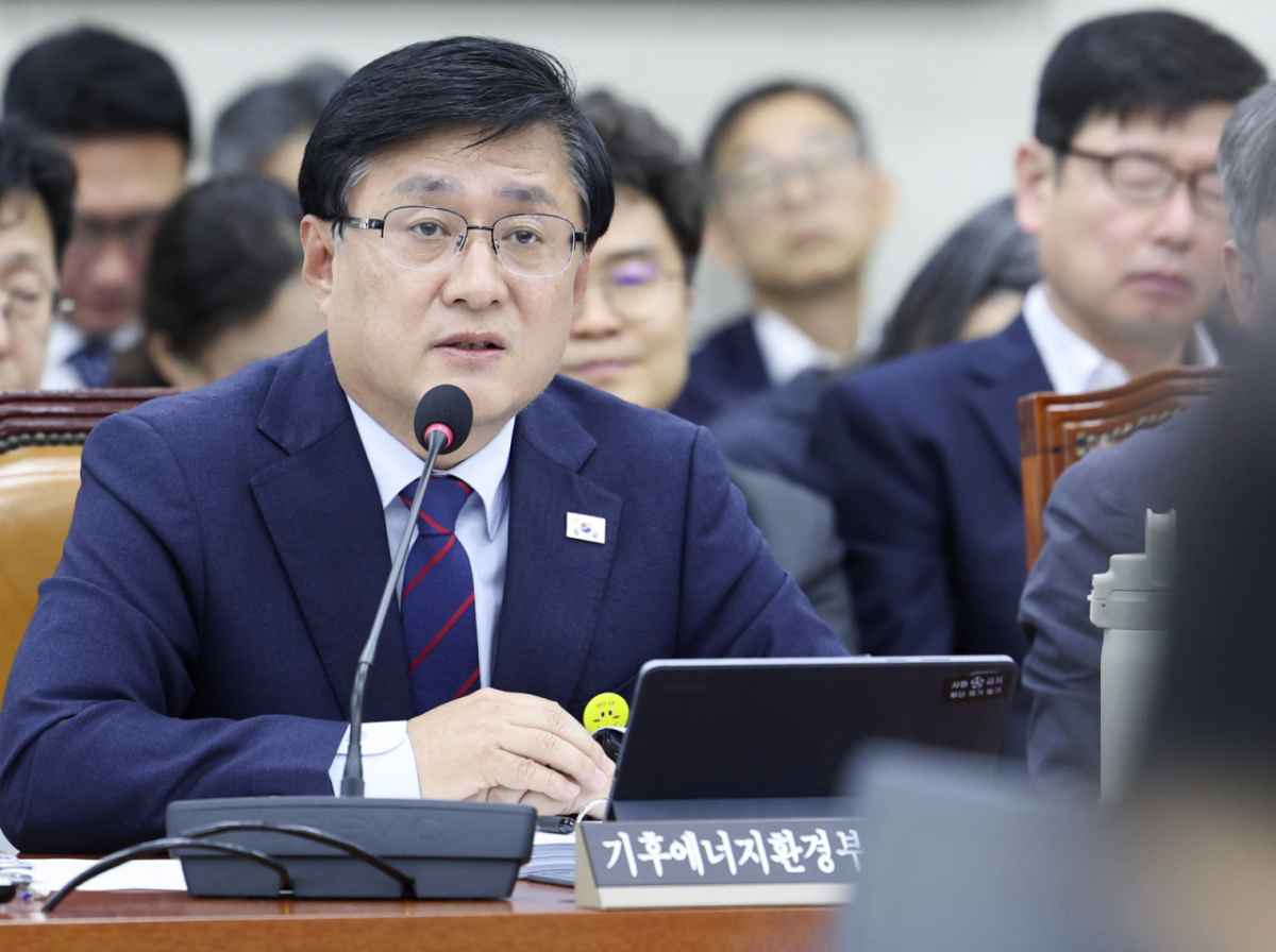 김성환 기후에너지환경부 장관이 26일 여의도 국회에서 열린 국회 기후에너지환경노동위원회의 기후에너지환경부, 기상청, 고준위방사성폐기물관리위원회에 대한 종합감사에 출석해 의원 질의에 답변하고 있다. 2026.10.26. myjs@newsis.com /사진=뉴시스