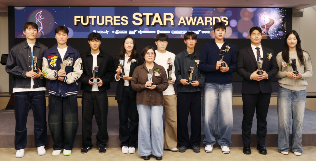 왼쪽부터 농구 윤지원, 윤지훈, 축구 안주완, 골프 양윤서, 기계체조 황서현 어머니, 축구 정현웅, 스케이트보드 강준이, 야구 하현승, 이호민, 배구 손서연이 26일 서울 중구 프레스센터에서 진행된 '2026 퓨처스 스타대상' 시상식에서 기념촬영을 하고 있다.  올해로 5회째를 맞는 '2026 퓨처스 스타대상(스타뉴스 주최·주관, 대한체육회, 국민체육진흥공단, 대한야구소프트볼협회, 대한민국농구협회, 대한배구협회, 한국스포츠레저주식회사 후원)'은  한국 스포츠 발전과 아마추어 체육 활성화에 기여하고자 종목별로 한 해 동안 가장 뛰어난 활약을 보인 고교 선수를  선정하고 잠재력이 돋보이는 유망주를 격려하기 위한 행사이다. /2026.10.26 /사진=김휘선 기자