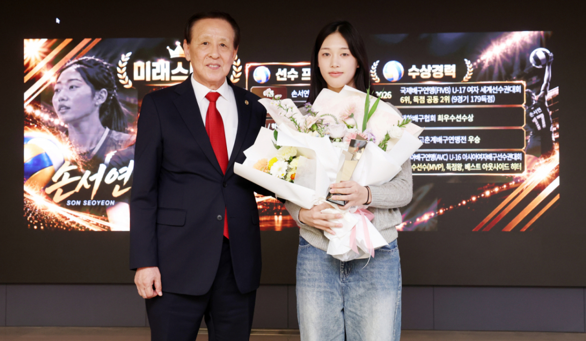 배구 손서연 선수가 26일 서울 중구 프레스센터에서 진행된 '2026 퓨처스 스타대상' 시상식에서 미래스타상을 수상한 뒤 오한남 대한민국배구협회 회장과 기념촬영을 하고 있다. 올해로 5회째를 맞는 '2026 퓨처스 스타대상(스타뉴스 주최·주관, 대한체육회, 국민체육진흥공단, 대한야구소프트볼협회, 대한민국농구협회, 대한배구협회, 한국스포츠레저주식회사 후원)'은 한국 스포츠 발전과 아마추어 체육 활성화에 기여하고자 종목별로 한 해 동안 가장 뛰어난 활약을 보인 고교 선수를 선정하고 잠재력이 돋보이는 유망주를 격려하기 위한 행사이다. /2026.10.26 /사진=김휘선 기자