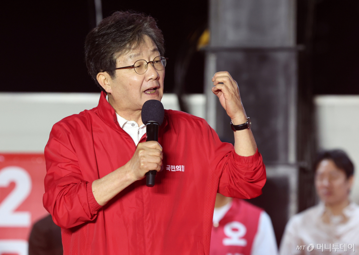 (서울=뉴스1) 김진환 기자 = 유승민 전 의원이 제9회 전국동시지방선거 공식 선거운동이 시작된 21일 오후 서울 중구 청계광장에서 열린 오세훈 국민의힘 서울시장 후보 출정식에 참석해 지지 발언을 하고 있다. 2026.5.21/뉴스1 Copyright © 뉴스1. All rights reserved. 무단 전재 및 재배포, AI학습 이용 금지. /사진=(서울=뉴스1) 김진환 기자